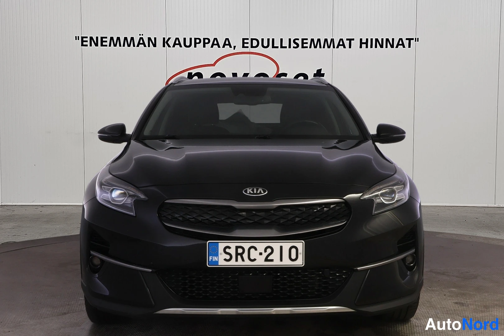 Edestä: Mustan Kia XCeedin etupää suoraan edestä.