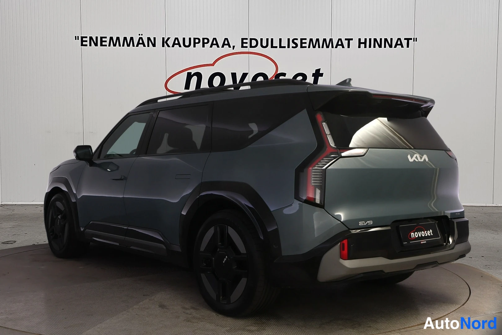 Takaviisto: Kia EV9:n takanurkka oikealta, perä ja oikea kylki näkyvissä.
