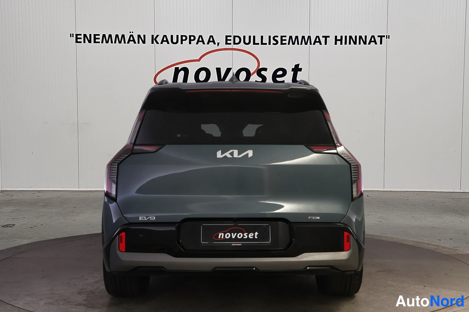 Takaa: Kia EV9:n peräsuora takaa, EV9-merkintä ja takaletut näkyvissä.
