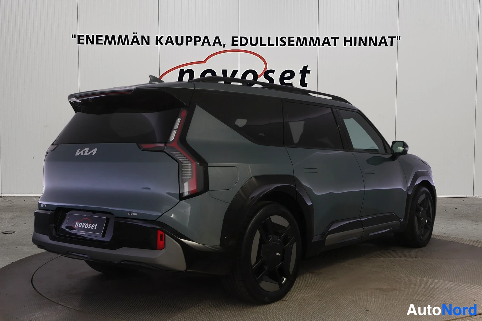 Takaviisto: Kia EV9:n takanurkka vasemmalta, perä ja vasen kylki näkyvissä.