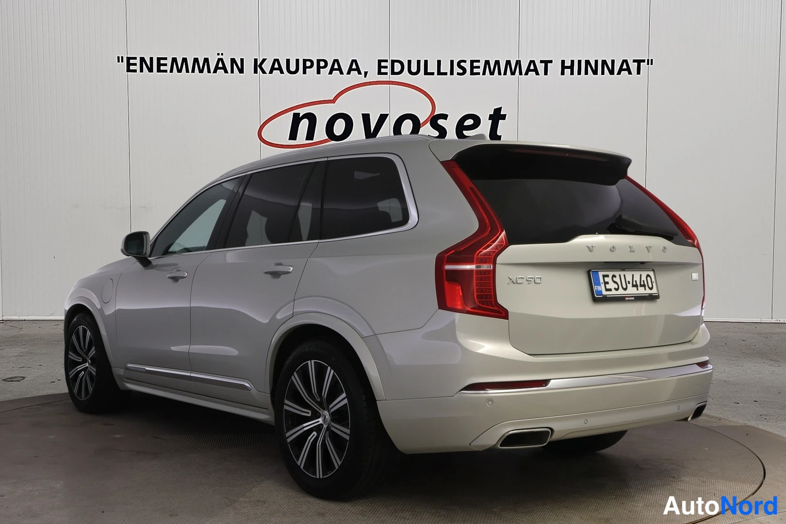 Takaviisto: Volvon takakolmasosan vasemmalta: valkoinen XC90-rekisterikilpi ja taustavalot.
