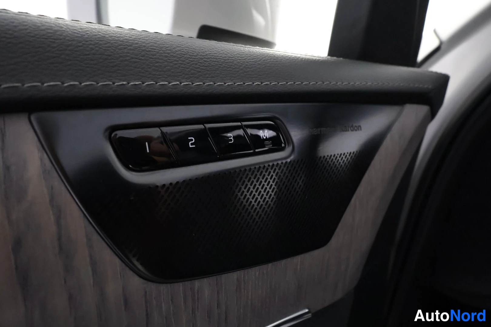 Muu: Oven sisäpaneelin muistokytkimet 1, 2, 3 ja M sekä Bowers & Wilkins -merkitty kaiutin.