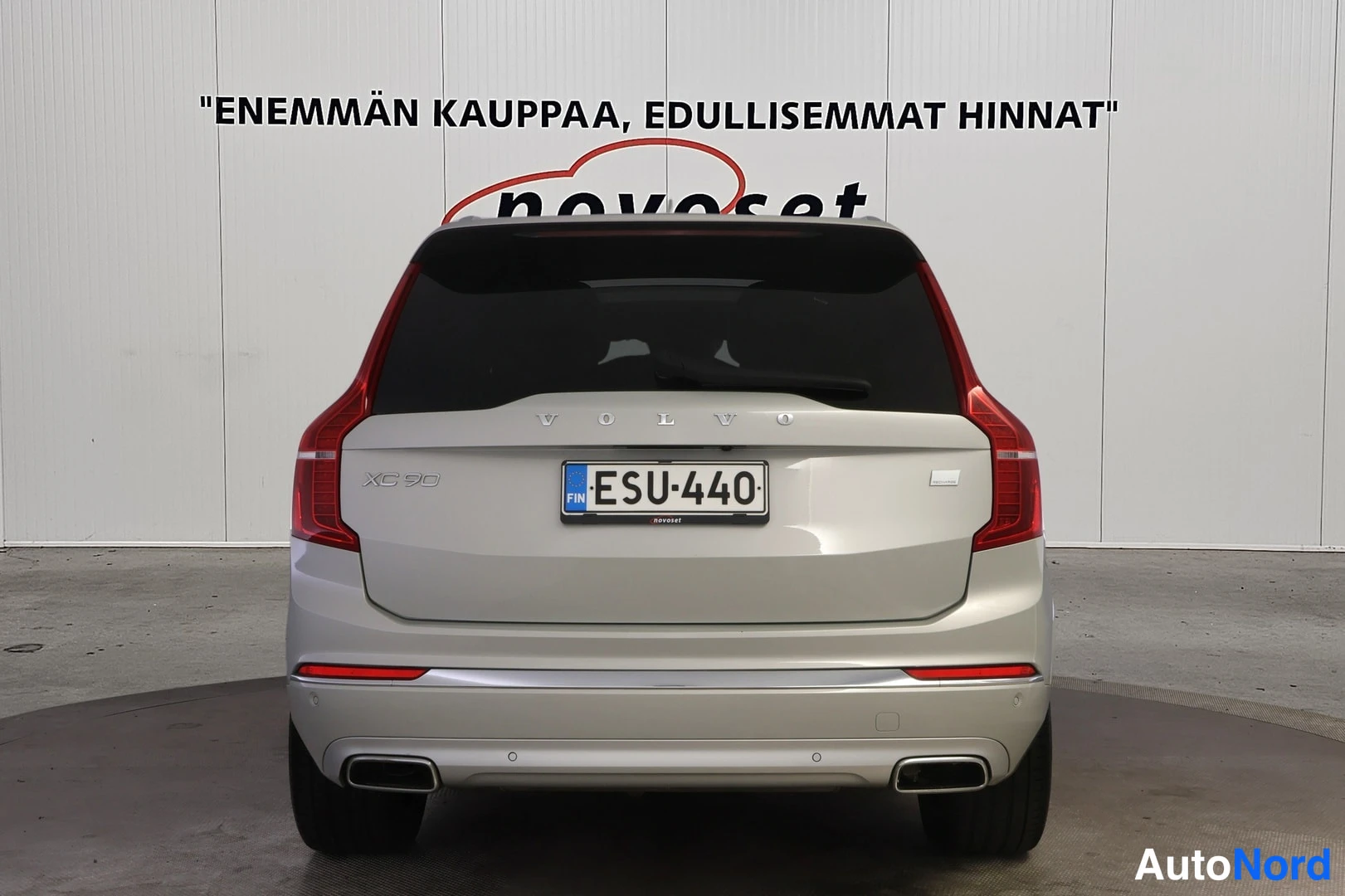 Takaa: Volvo XC90:n takaosa suoraan takaa; rekisterikilpi ja XC 90 -merkintä näkyvät.