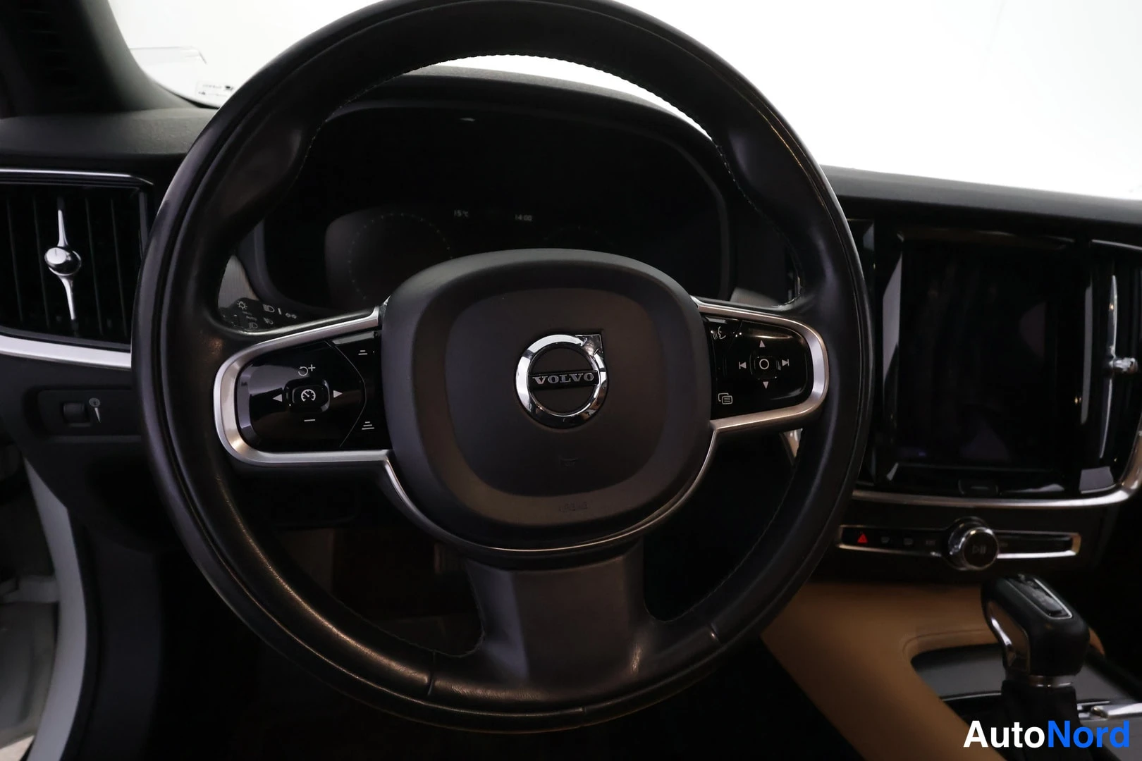 Muu: Volvo-ohjauspyörä ja tumma kojelauta, tanan värinen nahkainen vaihteenvalitsin keskitunnelissa.