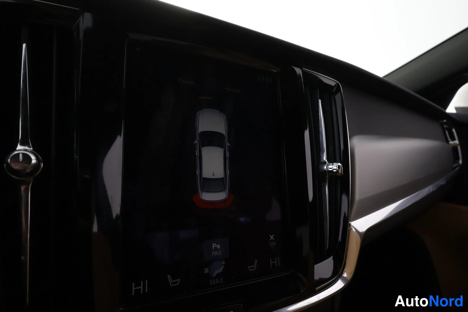 Ohjaamo: The central screen displays a top-down parking assist graphic showing the vehicle surrounded by sensor proximity zones.
