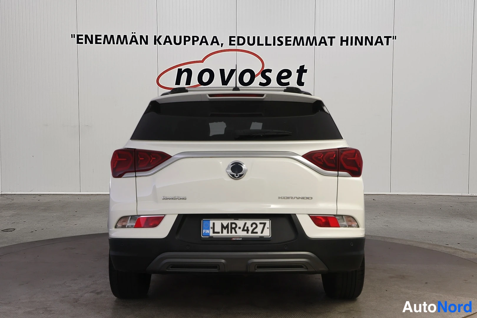 Takaa: Ssangyong Korandon perä suoraan takaa kuvattuna; perästä luettavissa merkinnät Ssangyong ja Korando sekä rekisteritunnus.