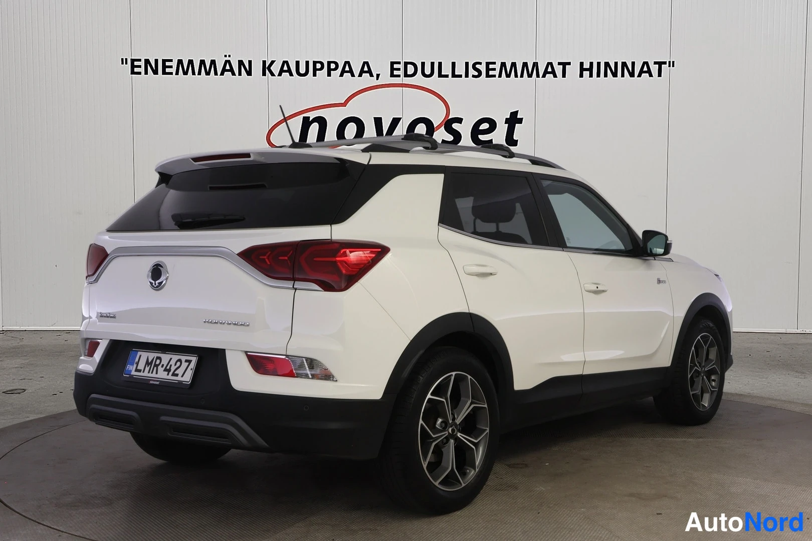 Takaviisto: Valkoinen Ssangyong Korando takakulmasta oikealta kuvattuna; takaovi, kevytmetallivanteet ja rekisteritunnus näkyvät.