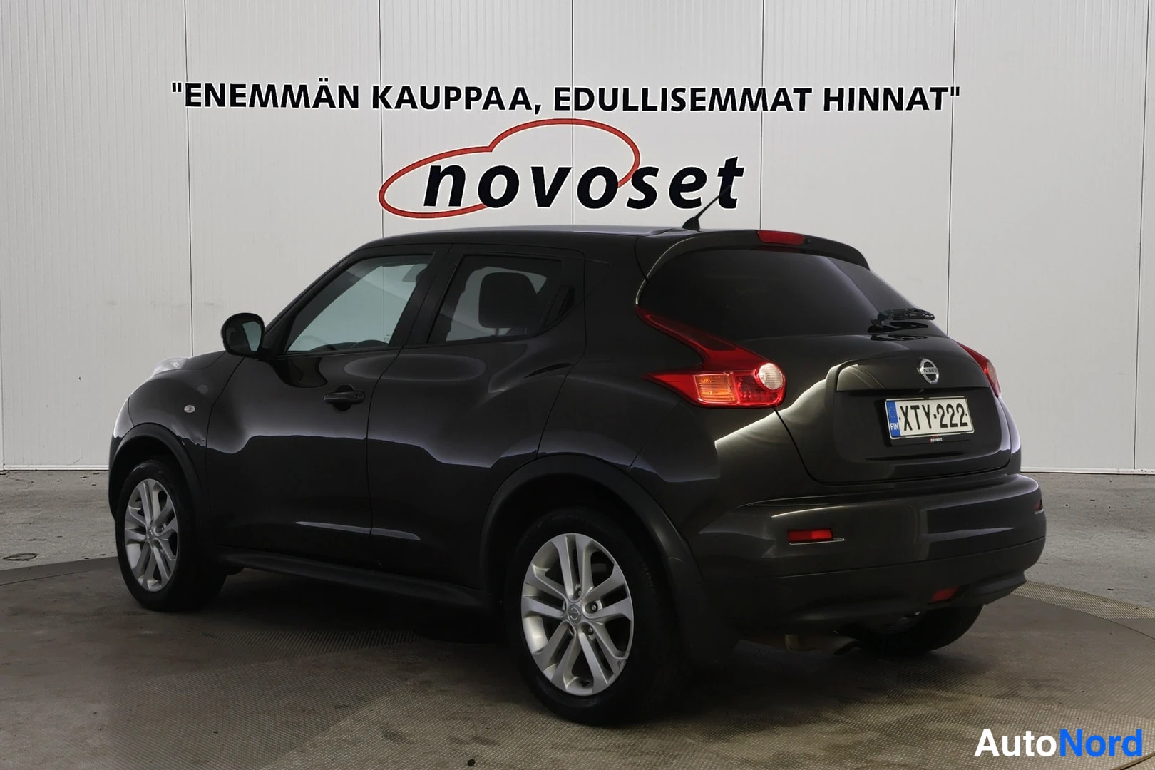 Takaviisto: Nissan Juke mustanharmaana takaviistosta kuvattuna rekisteritunnus
