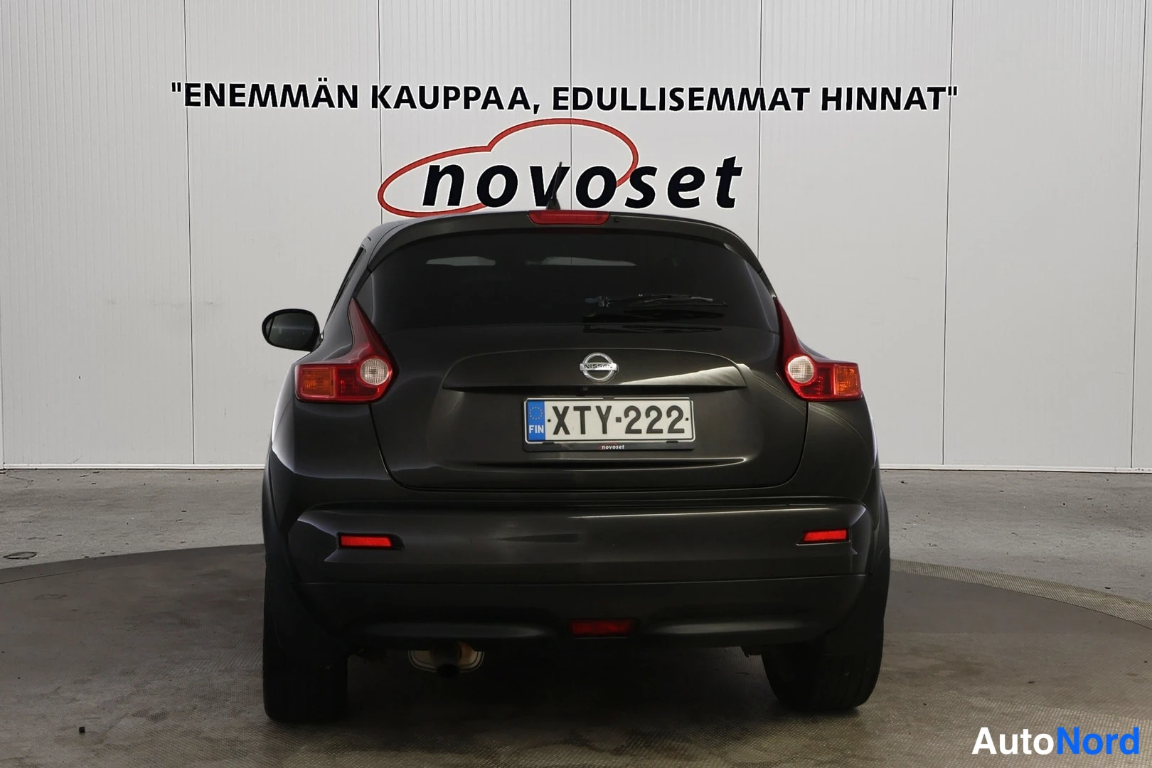 Takaa: Nissan Juke takaapäin, tummanharmaa, rekisterikilpi.