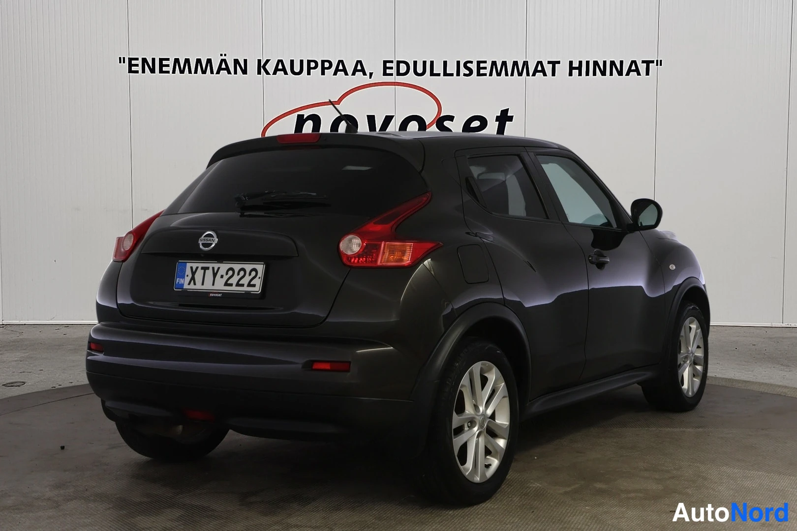 Takaviisto: Nissan Juke -auton takakulmanäyttö tummanharmaalla korilla, rekisterikilpi näkyvissä.