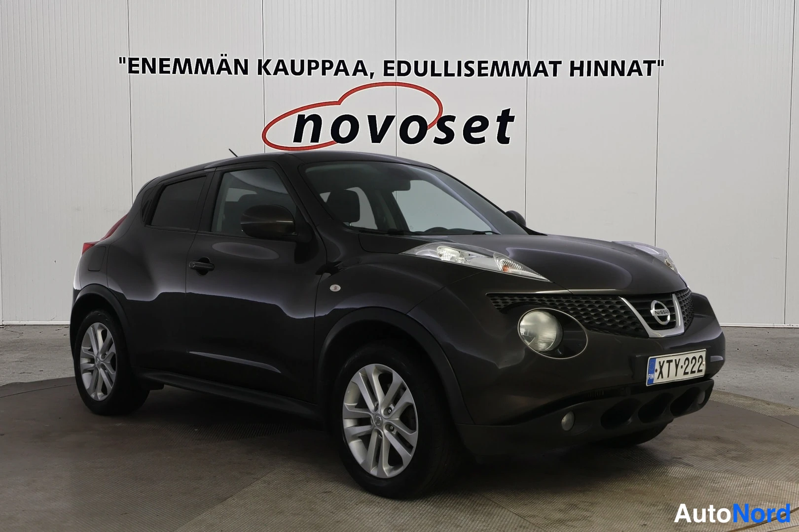 Etuviisto, nokka oikealle: Nissan Juke vuoden 2011 autossa, tummanharmaa koripinta, etukolm näkymä nenä oikealla, rekisterikilpi