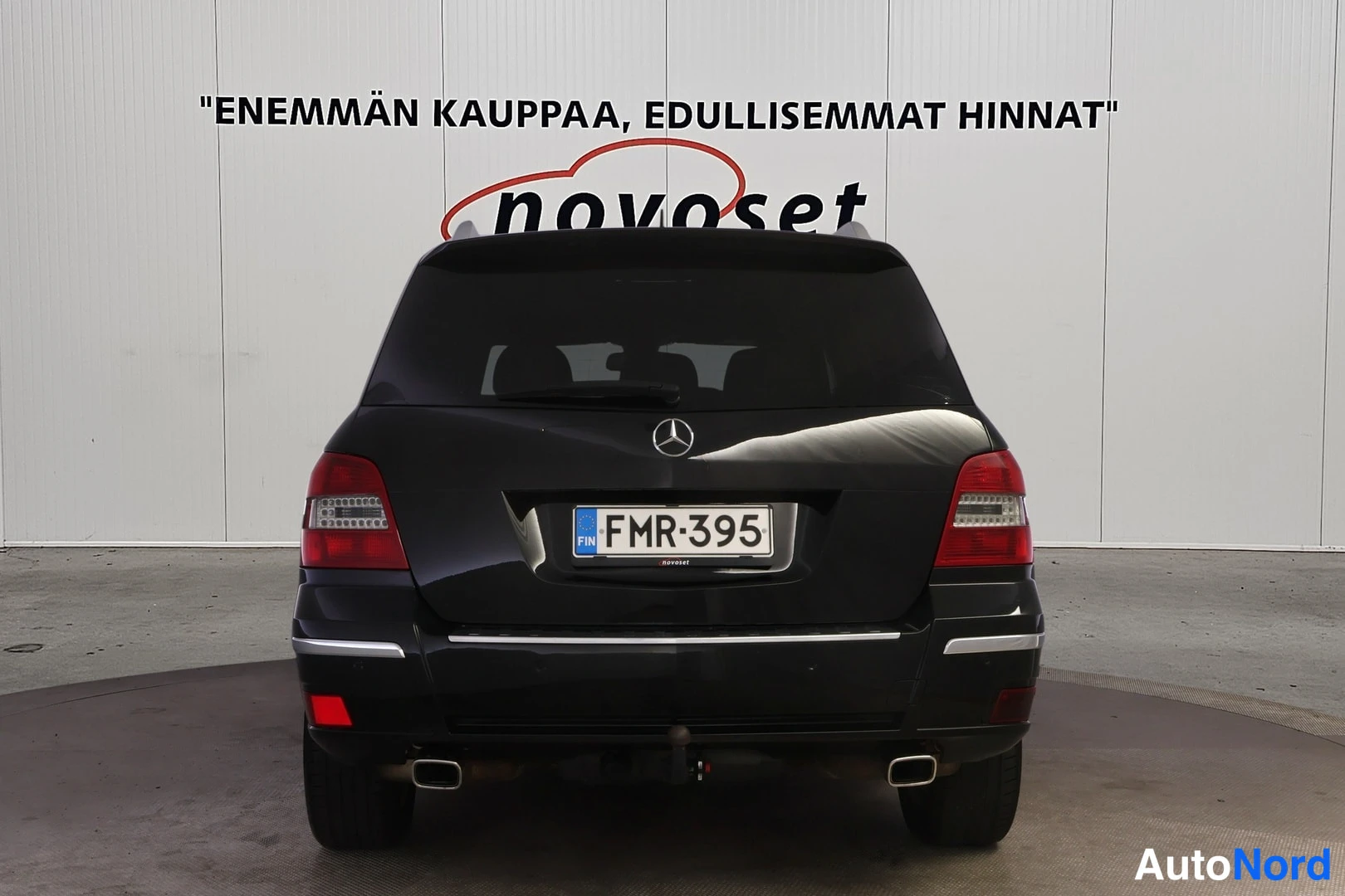 Takaa: Musta Mercedes-Benz GLK suorasta takanäkymästä: takavalot, takaluukku ja kaksi pakoputkea näkyvissä.