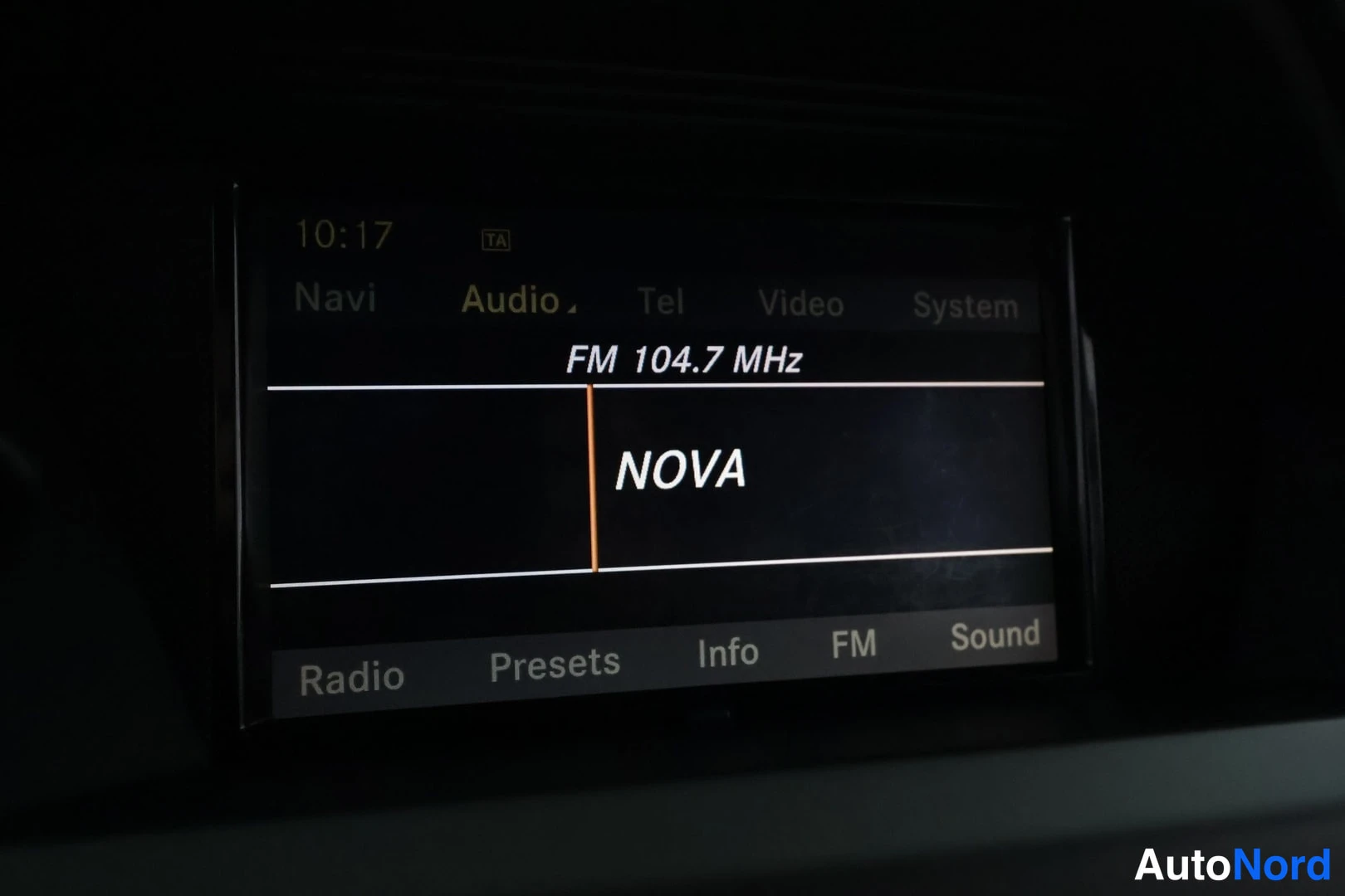 Yksityiskohta: Autoinfotainmentnäytön radiotoiminnon kuva, kanavalla FM 104.7 MHz NOVA
