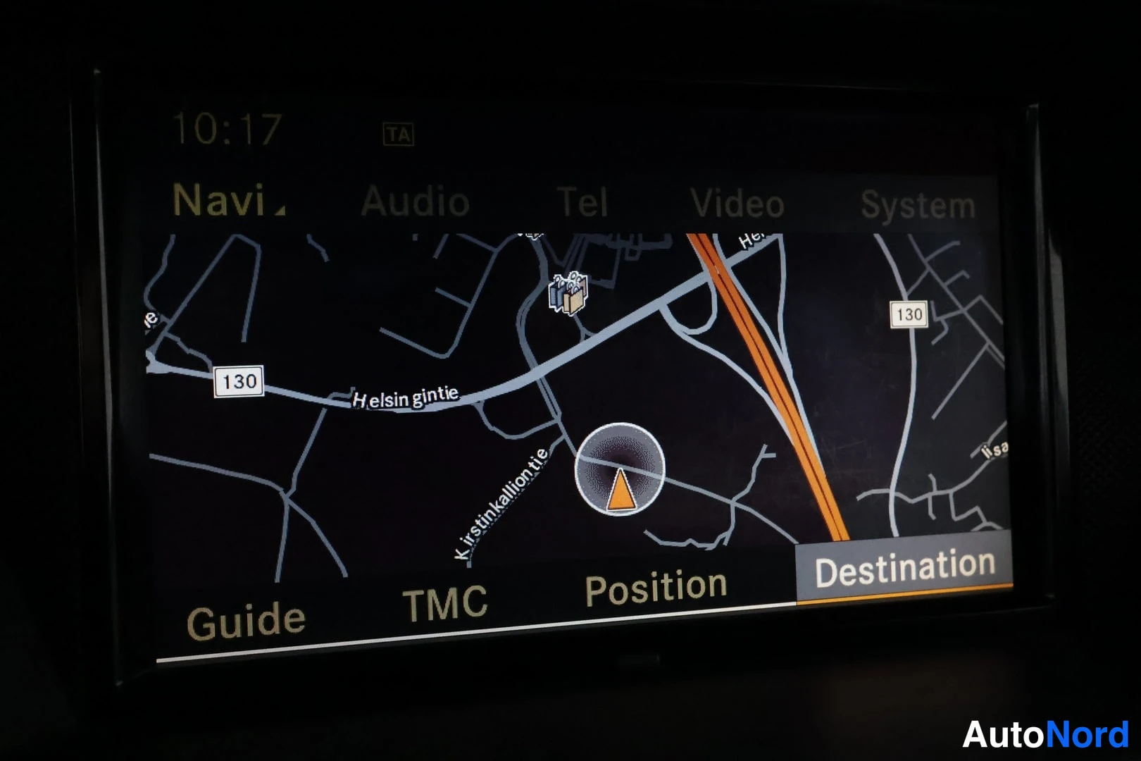 Muu: Auton navigaatiolaite näyttää karttaa Helsingintie-alueella, aikana 10:17, valikossa Navi, Audio, Tel, Video, System sekä Guide, TMC, Position, Destination.