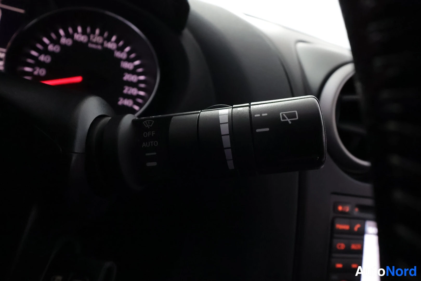 Muu: Ohjauspystyn pyyhkimensäädin OFF- ja AUTO-asemilla; taustalla nopeusmittari asteikolla 20–240 km/h.