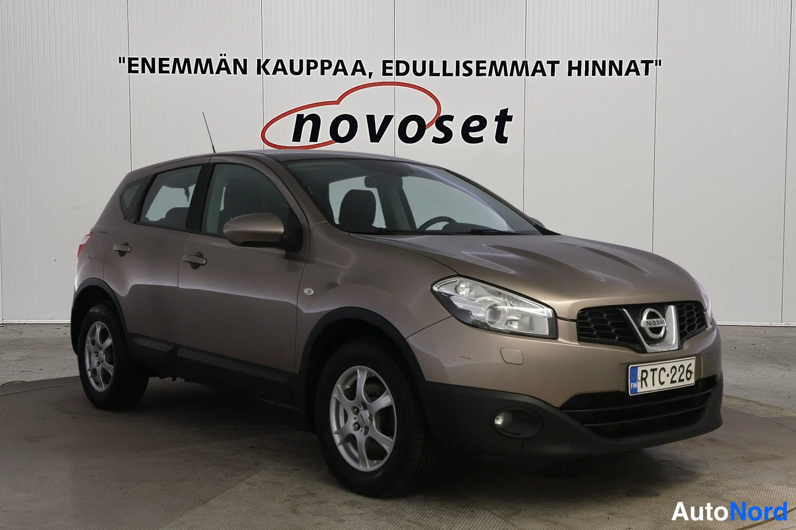 Etuviisto, nokka oikealle: Bronze Nissan Qashqai photographed from the front three-quarter angle.