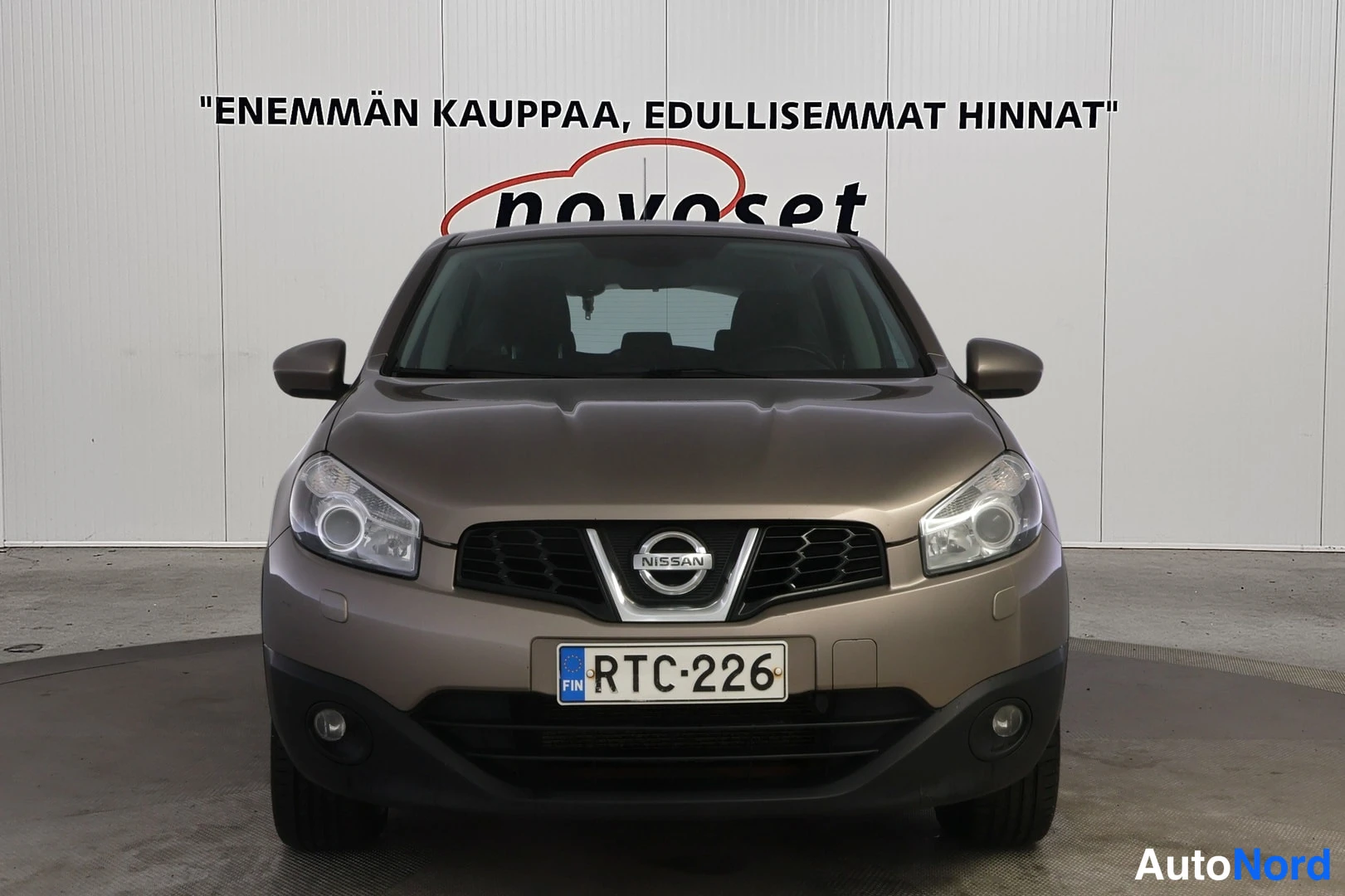 Edestä: Nissan Qashqai, etukuvassa ruskeanharmaa auto rekisterikilvellä