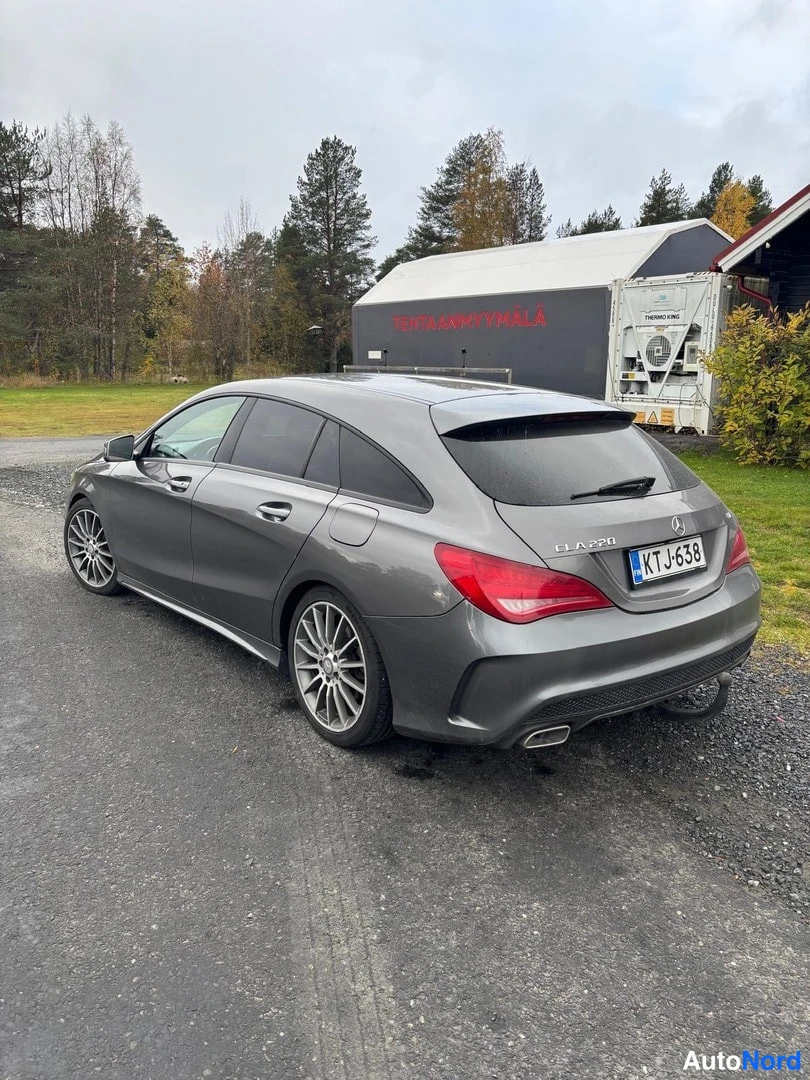 Takaviisto: Tummanharmaan Mercedes-Benz CLA -farmarin takakulma oikealta: perävalot, takaluukissa CLA 220 -merkintä ja rekisterikilpi KT J-638 näkyvissä.
