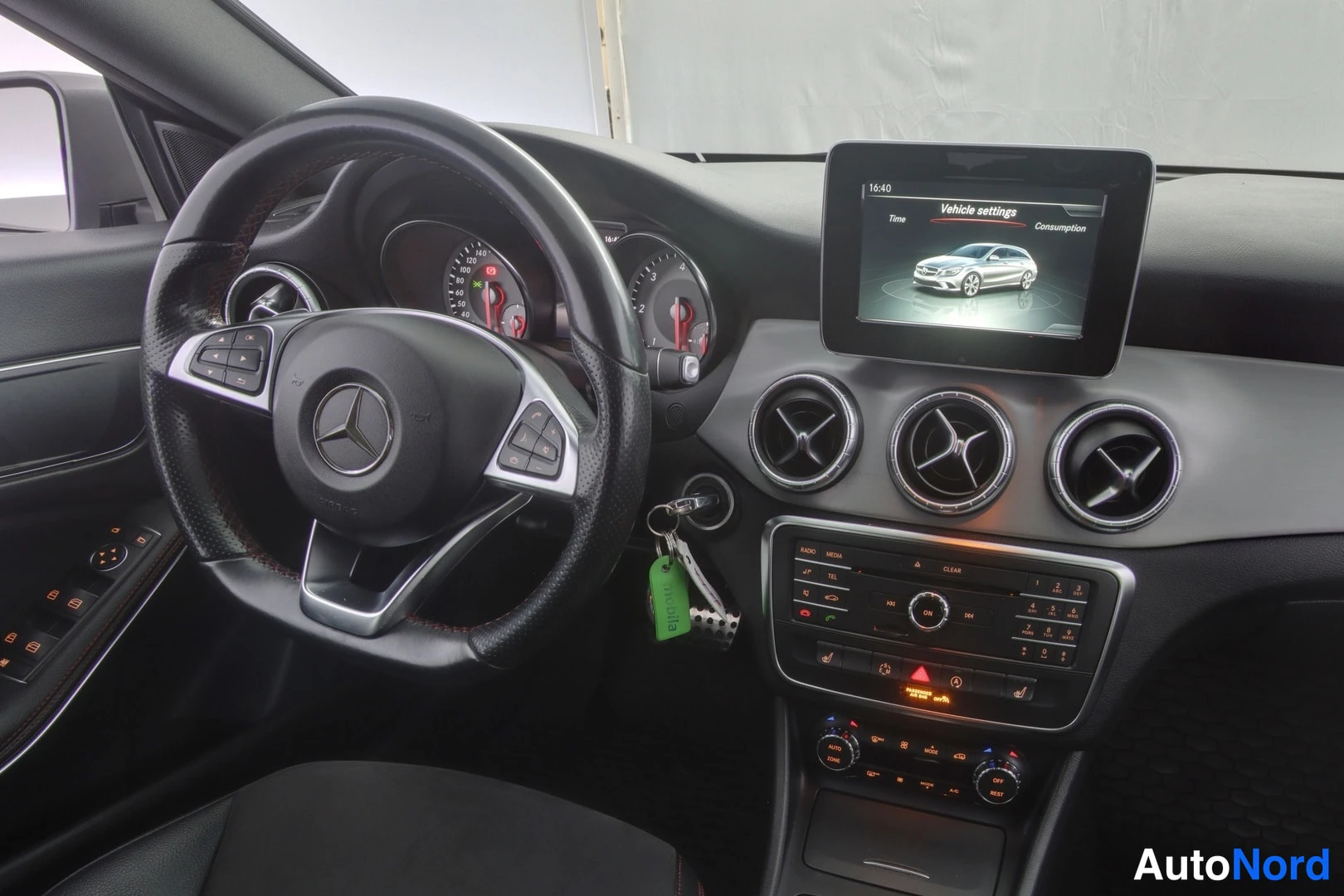 Harmaa Mercedes-Benz CLA 2015, kuva 17