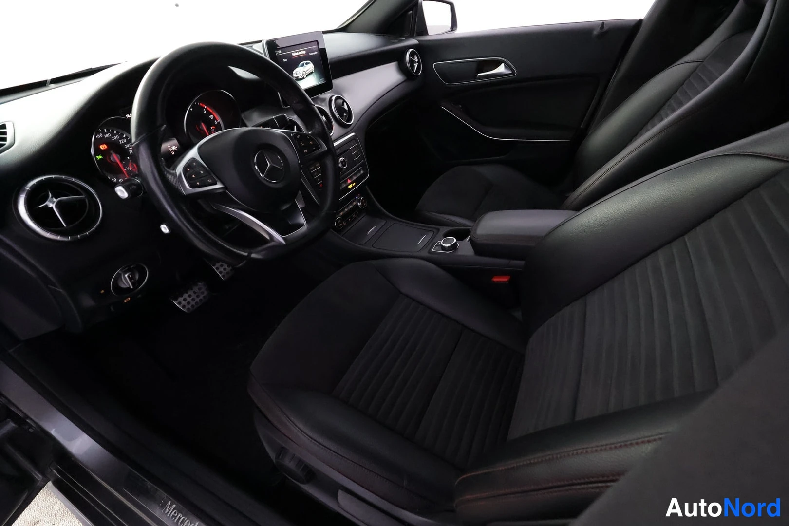 Harmaa Mercedes-Benz CLA 2015, kuva 19