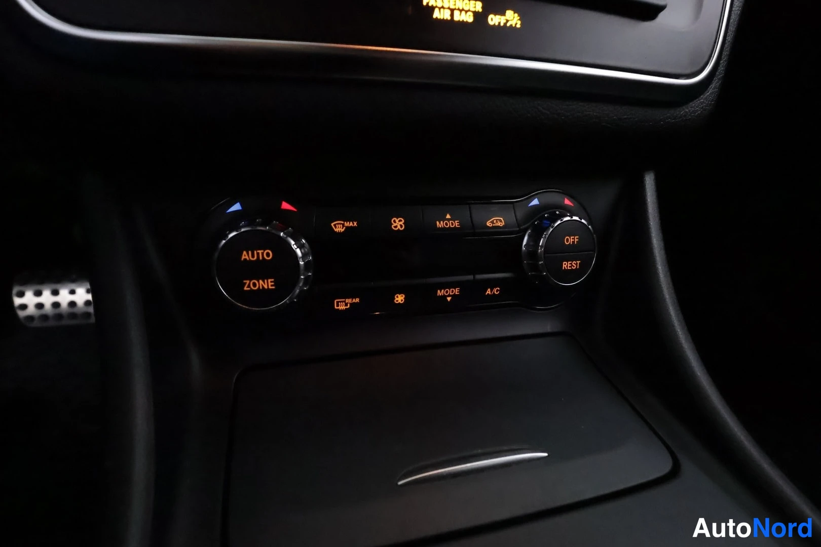 Harmaa Mercedes-Benz CLA 2015, yksityiskohta, kuva 8