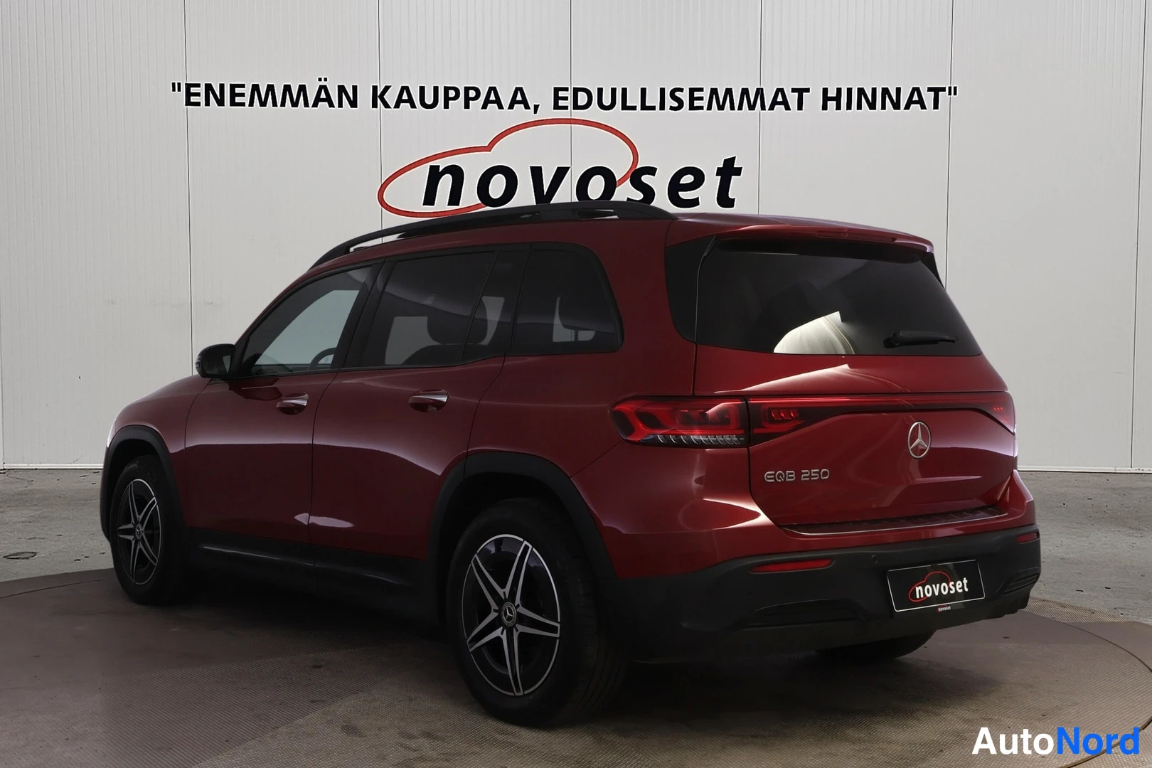 Punainen Mercedes-Benz EQB 2023, takaviisto, kuva 12