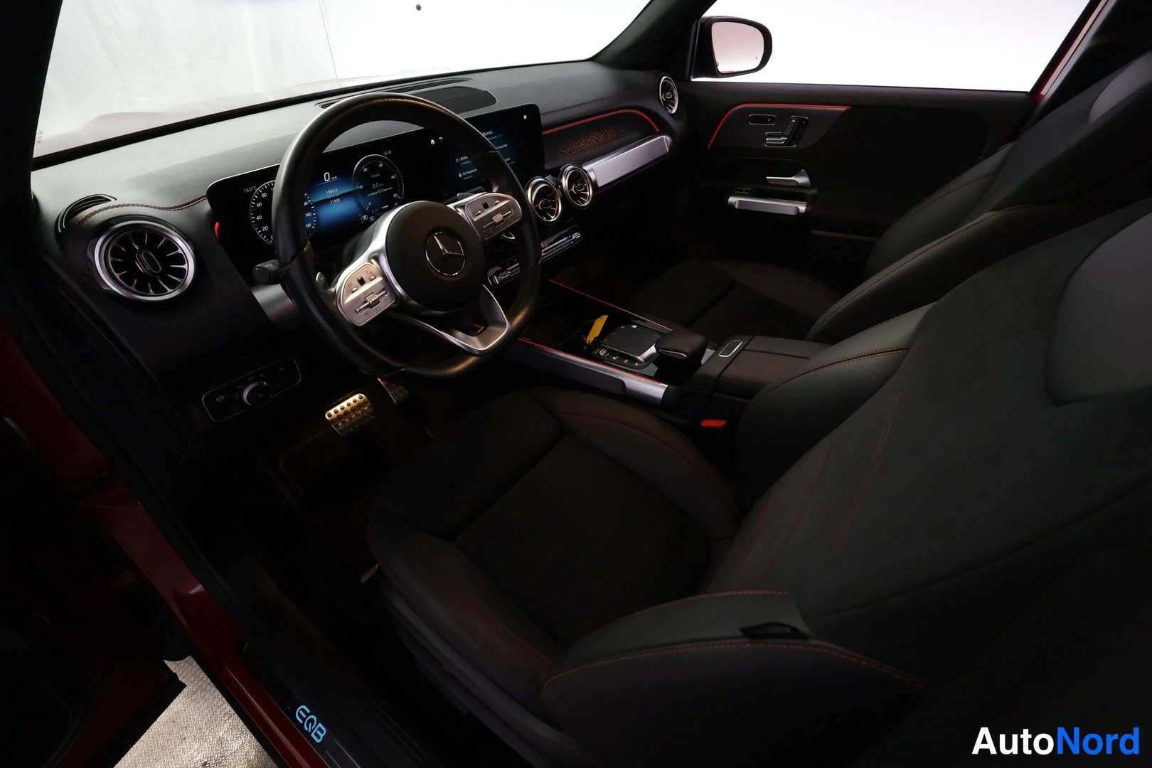 Punainen Mercedes-Benz EQB 2023, yksityiskohta, kuva 16
