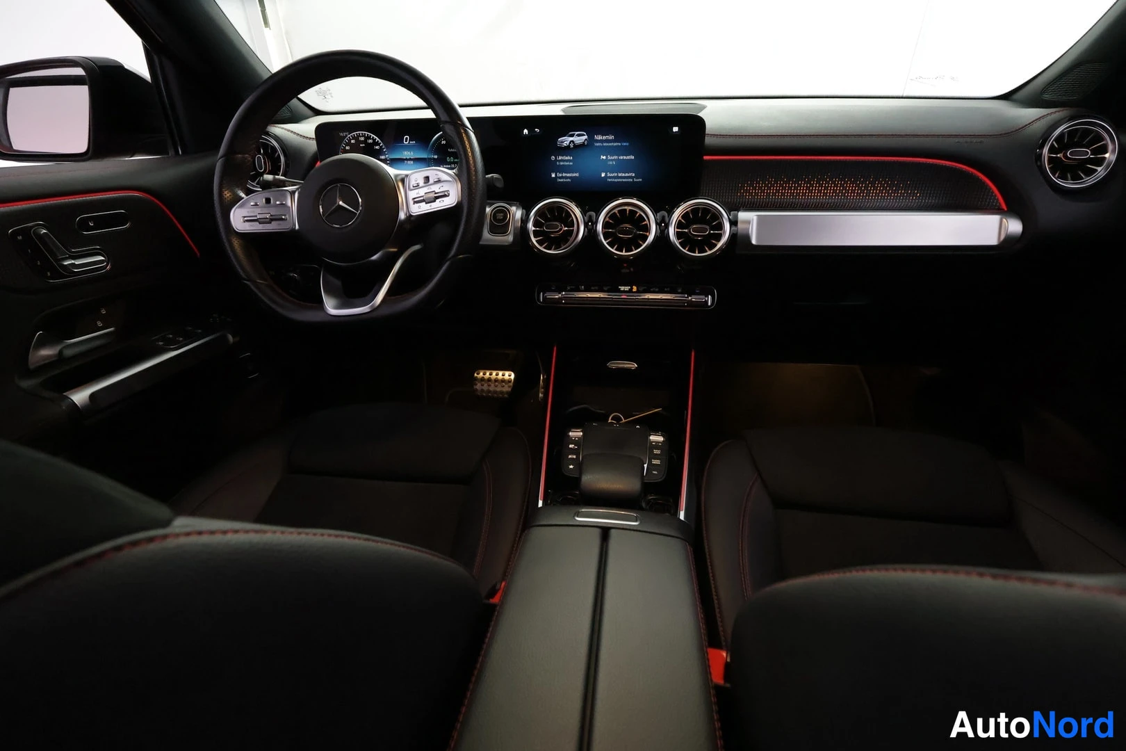 Punainen Mercedes-Benz EQB 2023, kuva 29