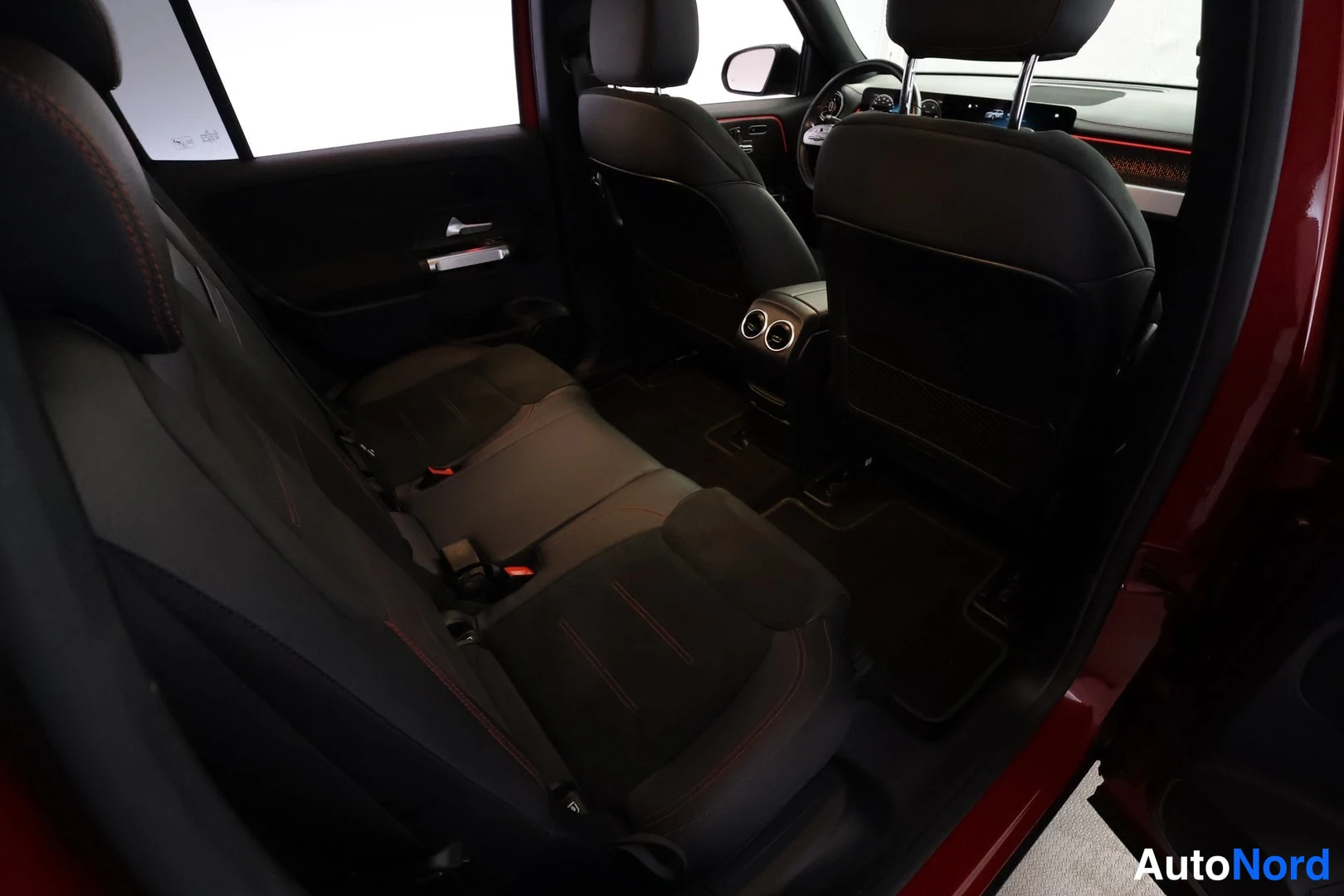 Punainen Mercedes-Benz EQB 2023, yksityiskohta, kuva 19