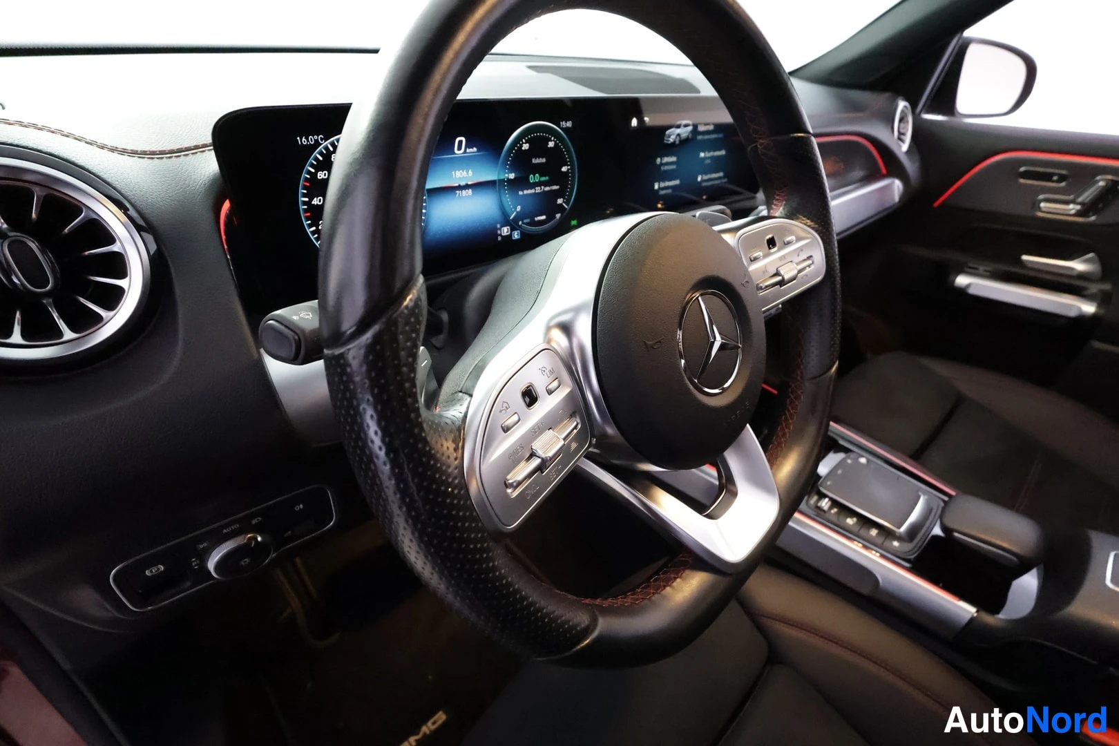 Punainen Mercedes-Benz EQB 2023, sivulta, kuva 9