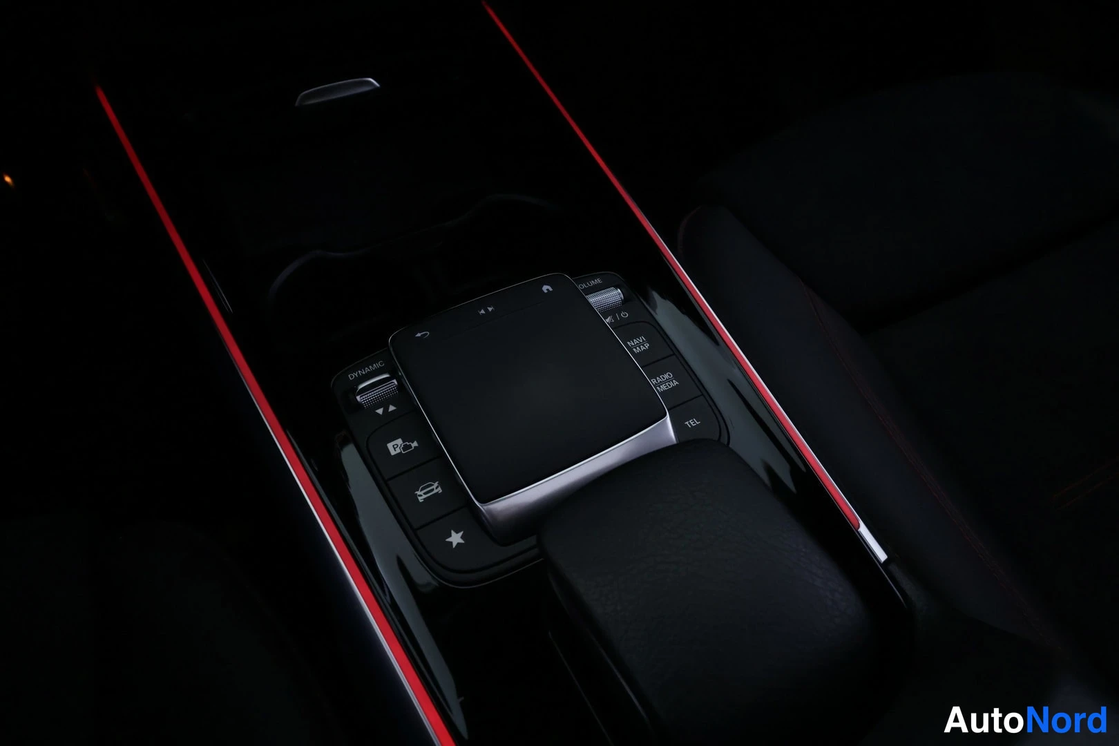 Punainen Mercedes-Benz EQB 2023, yksityiskohta, kuva 25