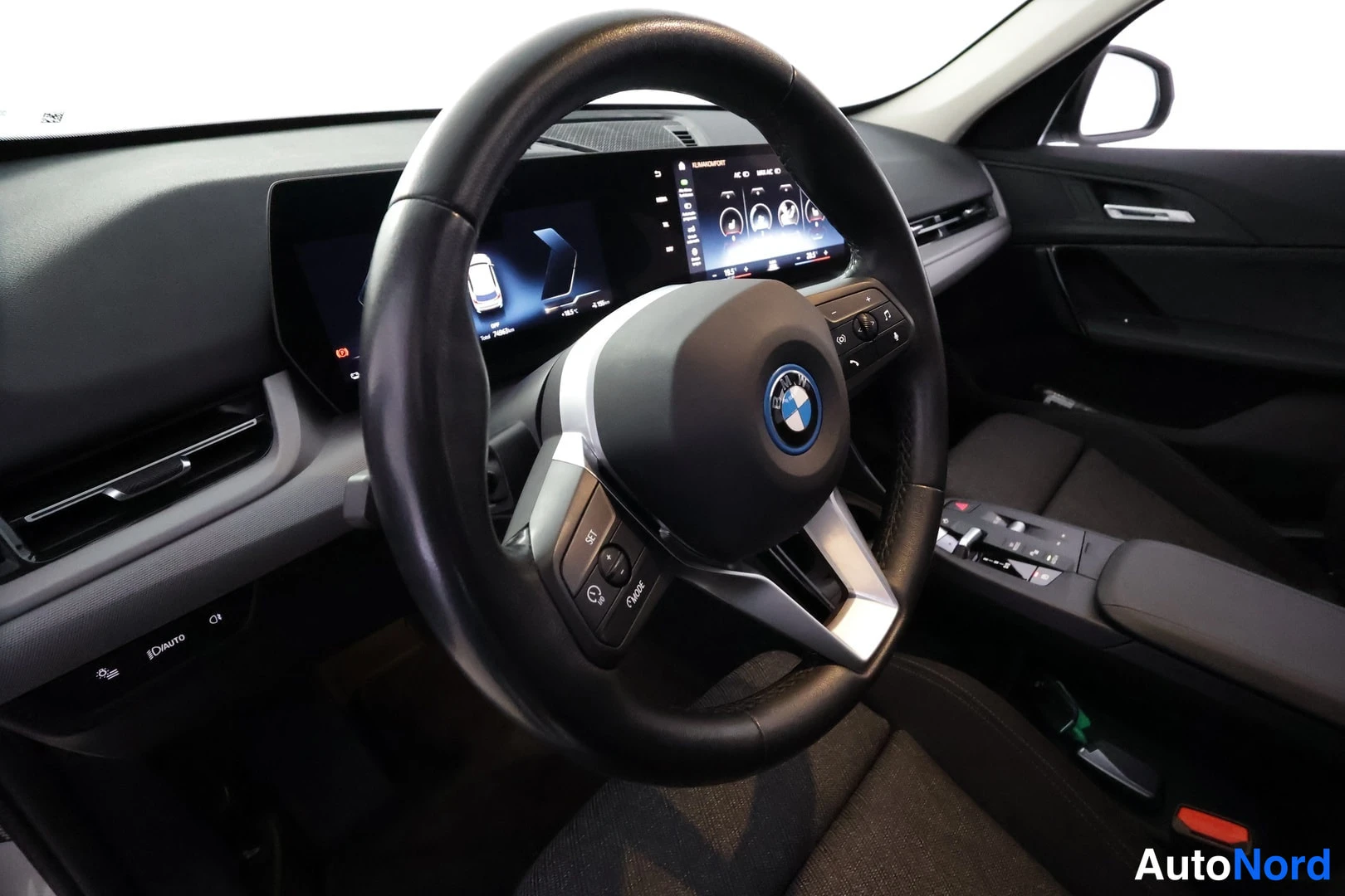 Muu: BMW-ohjaamo: ohjauspyörä, digitaaliset mittarit ja infotainment-näyttö.