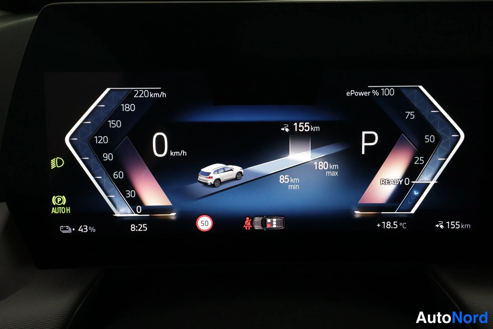 Yksityiskohta: Digitaalinen mittaristo koko ruudun levyisenä: nopeus 0 km/h, vaihde P, akun varaus 43 % ja toimintamatka 155 km.