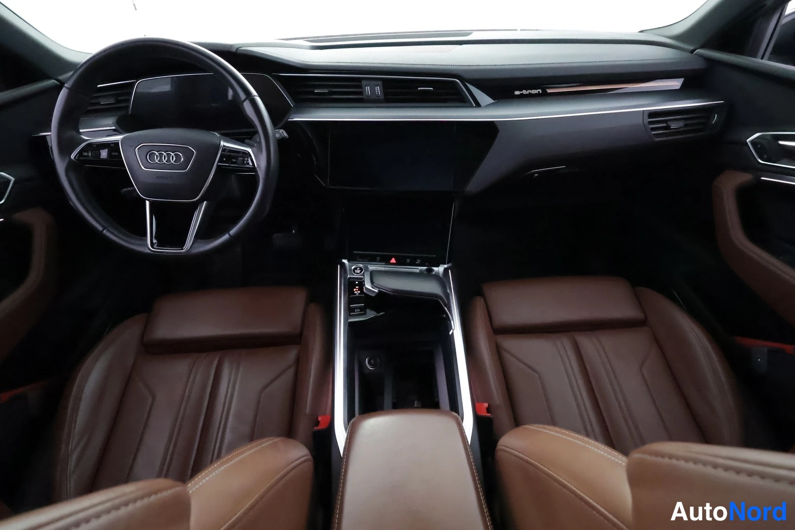 Muu: Kojetaulu ja etuistuimet: Audi-ohjauspyörä, digitaalinäyttö, keskikonsoli ja ruskeat nahkapenkit