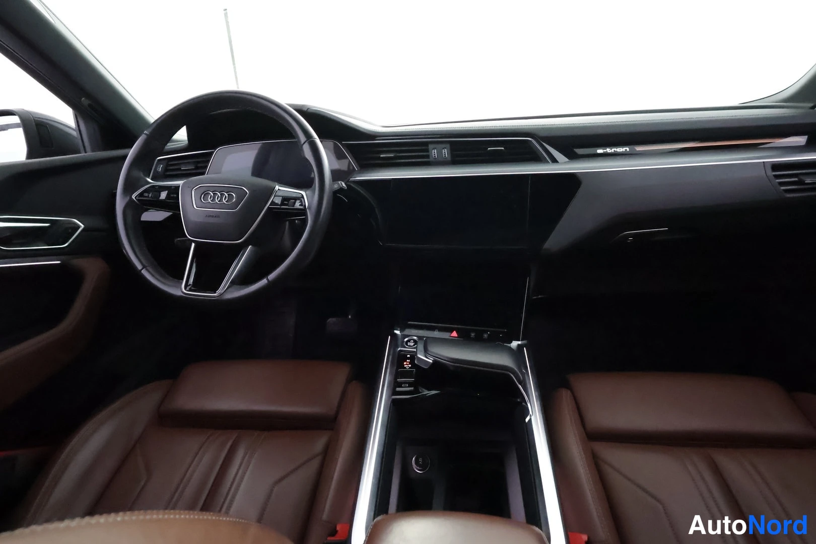 Muu: Audi-ohjauspyörä, ruskeat nahkaistuimet ja keskikonsoli, kojelaudan экран tumma.
