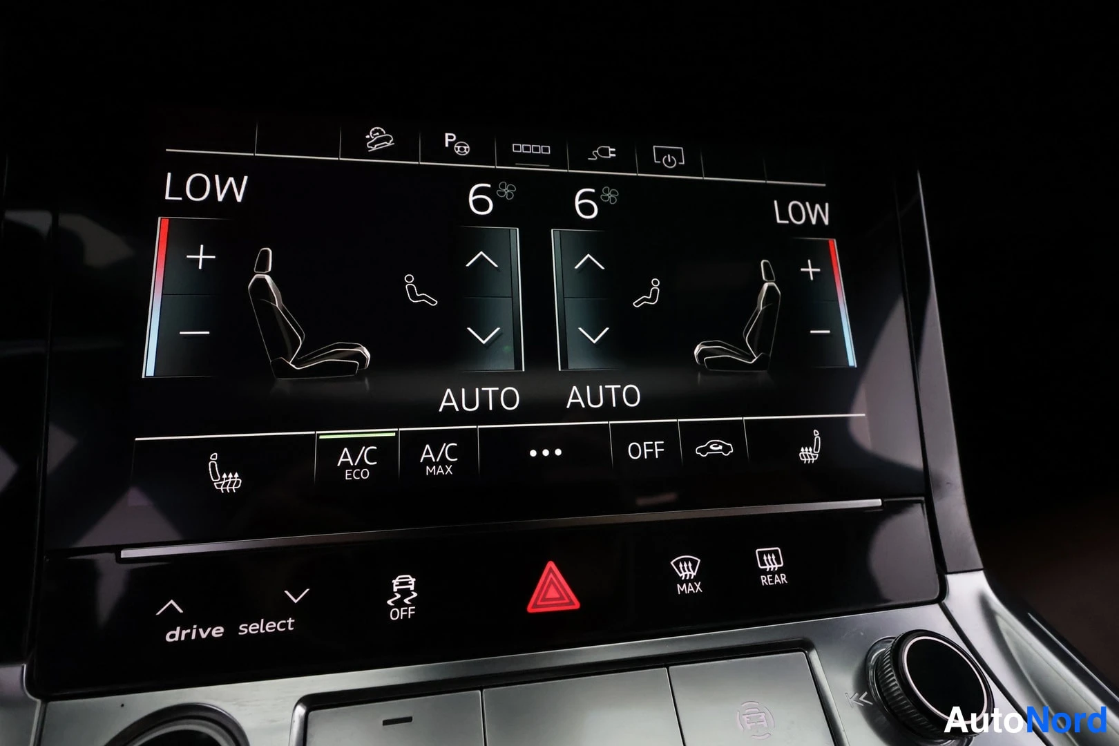 Yksityiskohta: Audi Q8 e-tronin ilmastoinnin kosketusnäyttö keskikonsolissa: kaksivyöhykesäätö (molemmat puolet AUTO-tilassa, lämpö 6), istuinlämmityskuvakkeet, A/C ECO- ja A/