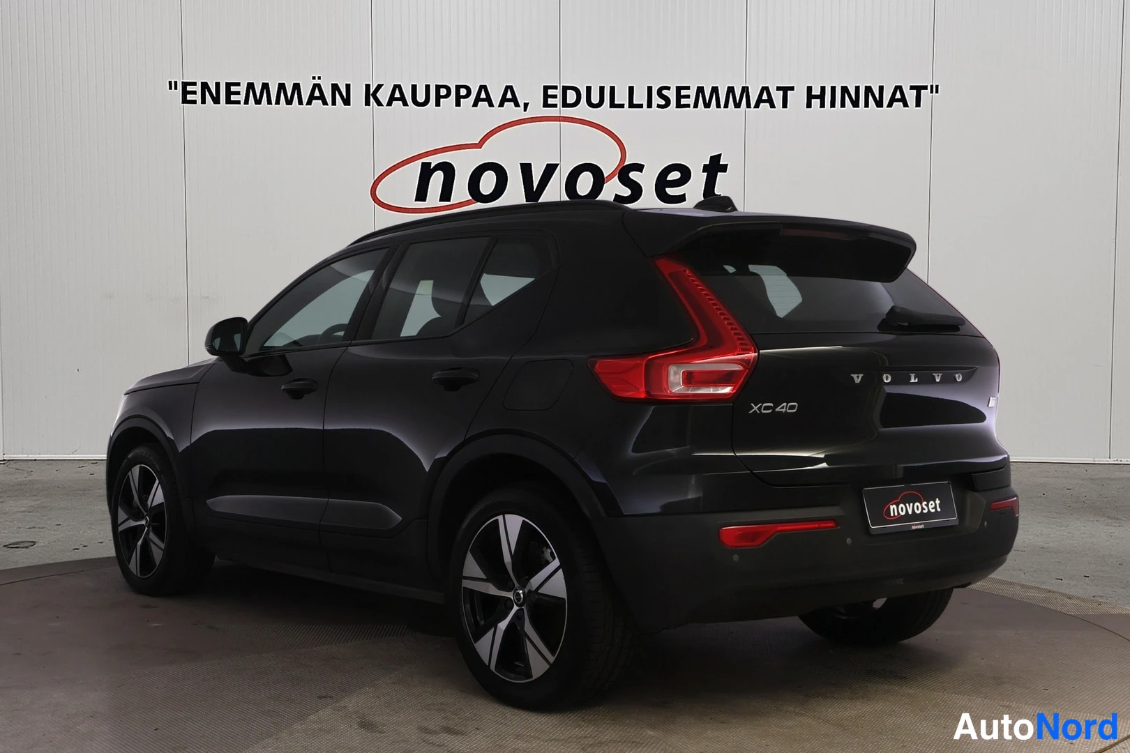 Takaviisto: Mustan Volvo XC40:n takaviistokuva, jossa näkyvät pystytakavalot, VOLVO- ja XC 40 -tekstit takaluukussa sekä auton kylki.