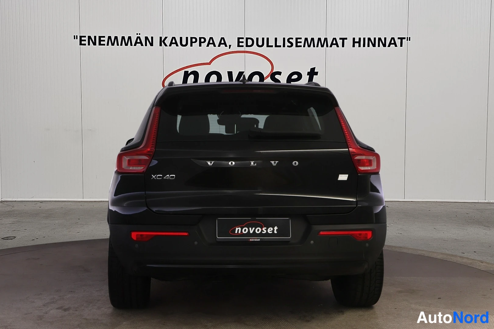 Takaa: Mustan Volvo XC40:n suora takaumo, jossa näkyvät takavalot sekä VOLVO- ja XC 40 -tekstit takaluukussa.