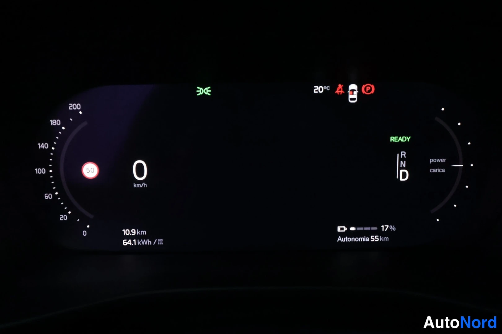 Muu: Digitaalinen mittaristo, nopeus 0 km/h, ajotila D, valmiustila READY, akun varaus 17 %, autonomia 55 km.