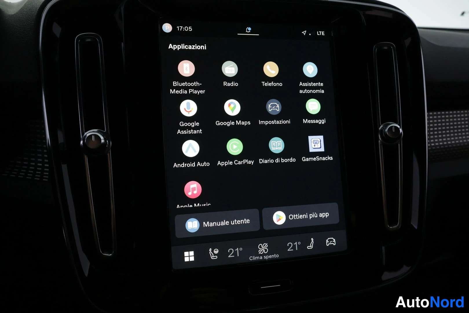 Yksityiskohta: Auton keskusnäyttö Applicazioni-valikossa sovelluksineen kuten Google Maps, Android Auto, Apple CarPlay ja Radio.
