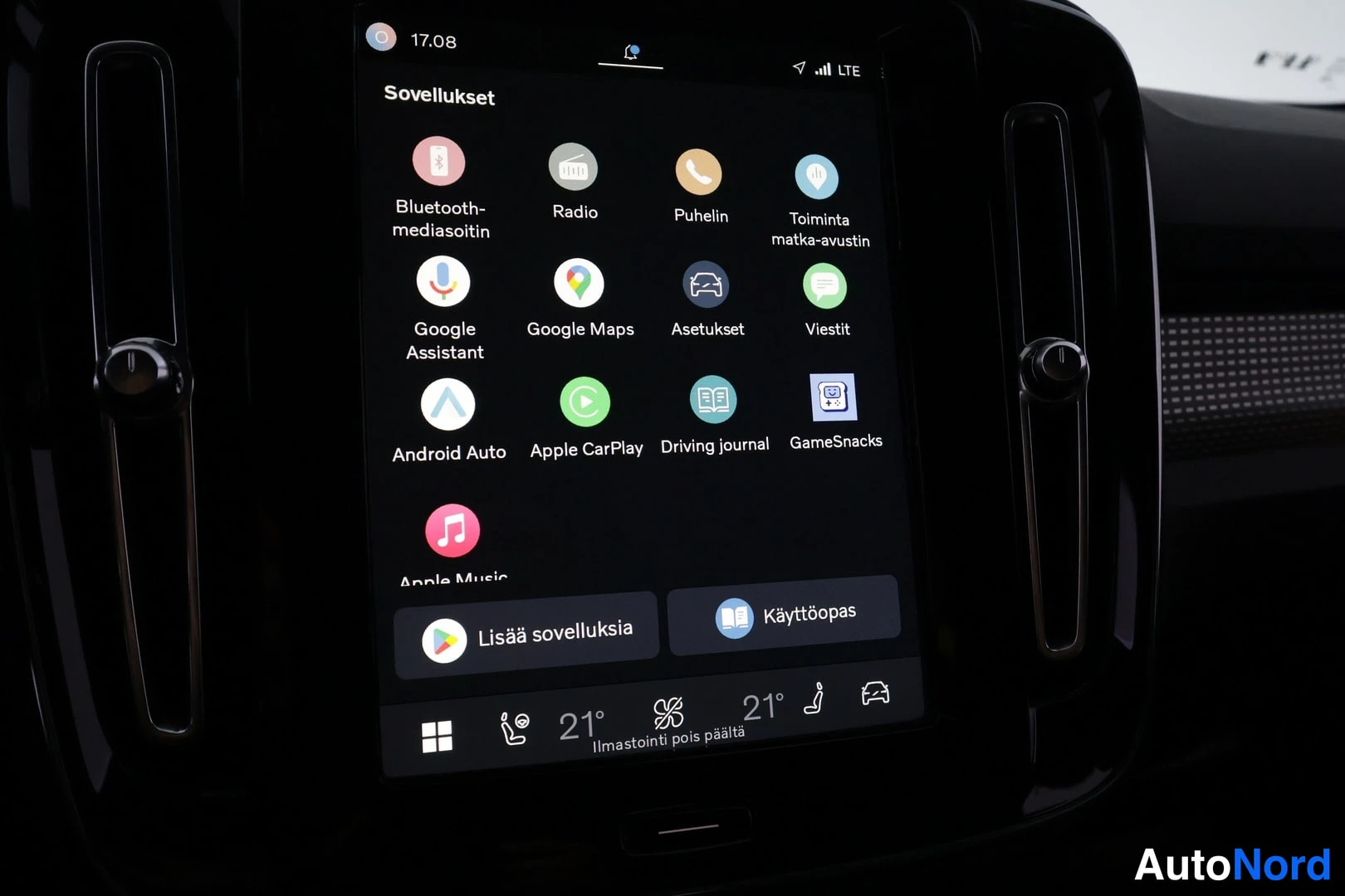 Muu: Auton infotainment-näytön sovellusvalikko sovelluksineen, kuten Google Maps ja Apple CarPlay.