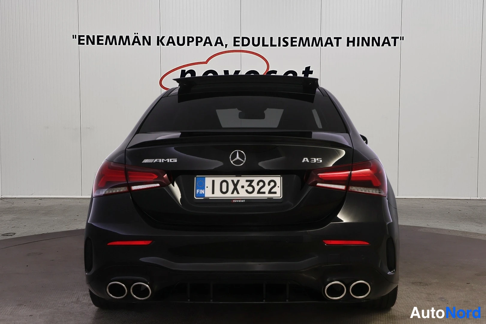 Takaa: Musta Mercedes-Benz A-sarjan takaosa suoraan kuvattuna