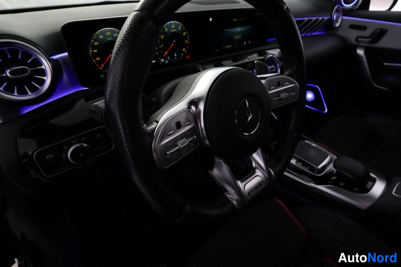Muu: AMG-ohjauspyörä Mercedes-tähdellä, digitaalinen mittaristo ja tumma sisätila sinisellä korostusvalolla.