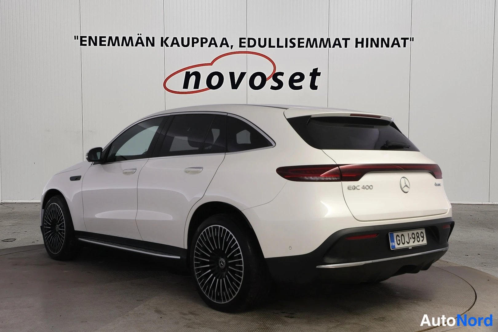 Takaviisto: Valkoinen Mercedes-Benz EQC 400 takakulmasta vasemmalta, rekisteritunnus.