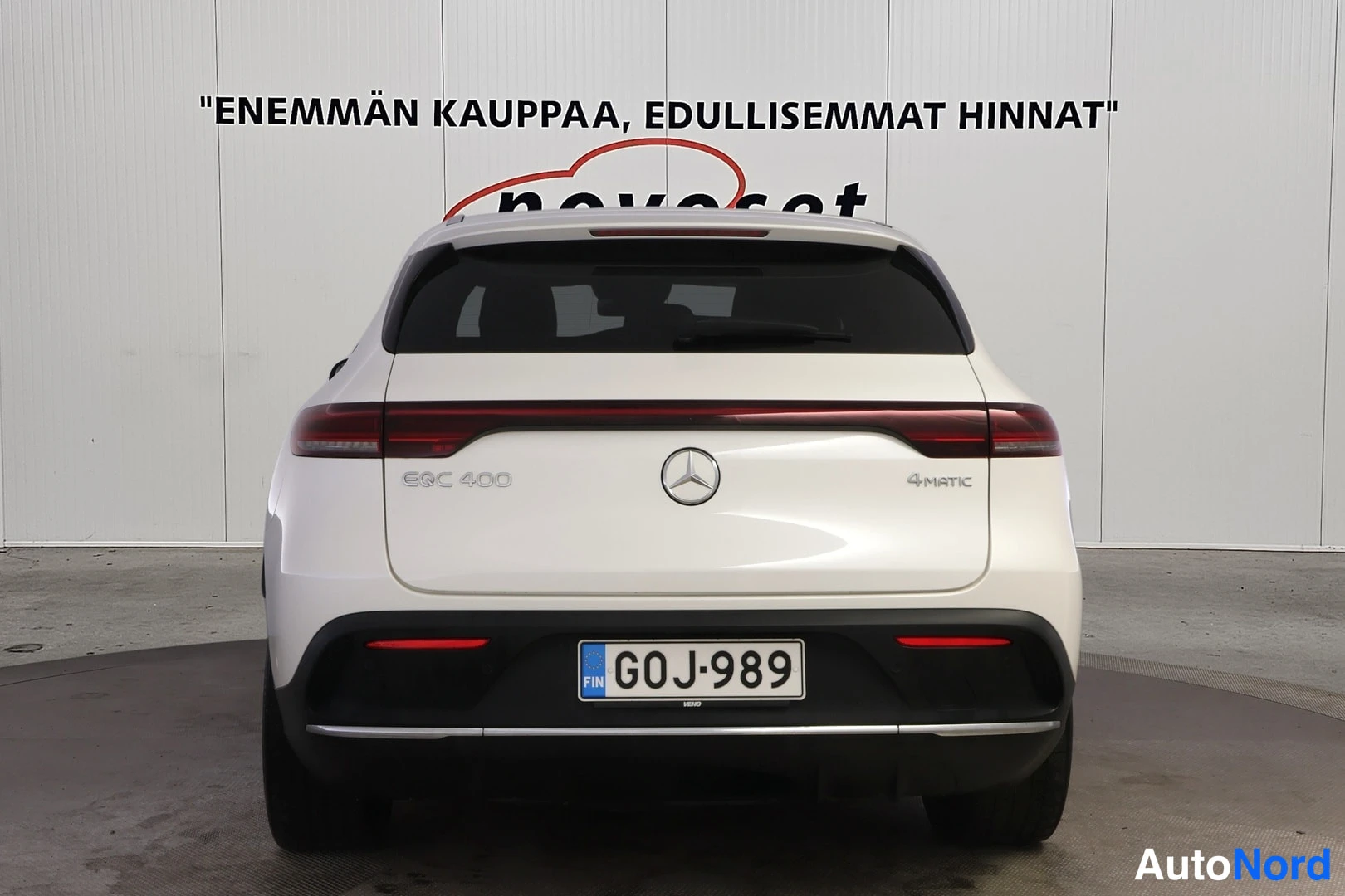 Takaa: Valkoinen Mercedes-Benz EQC 400 4MATIC suoraan takaa, rekisteritunnus.