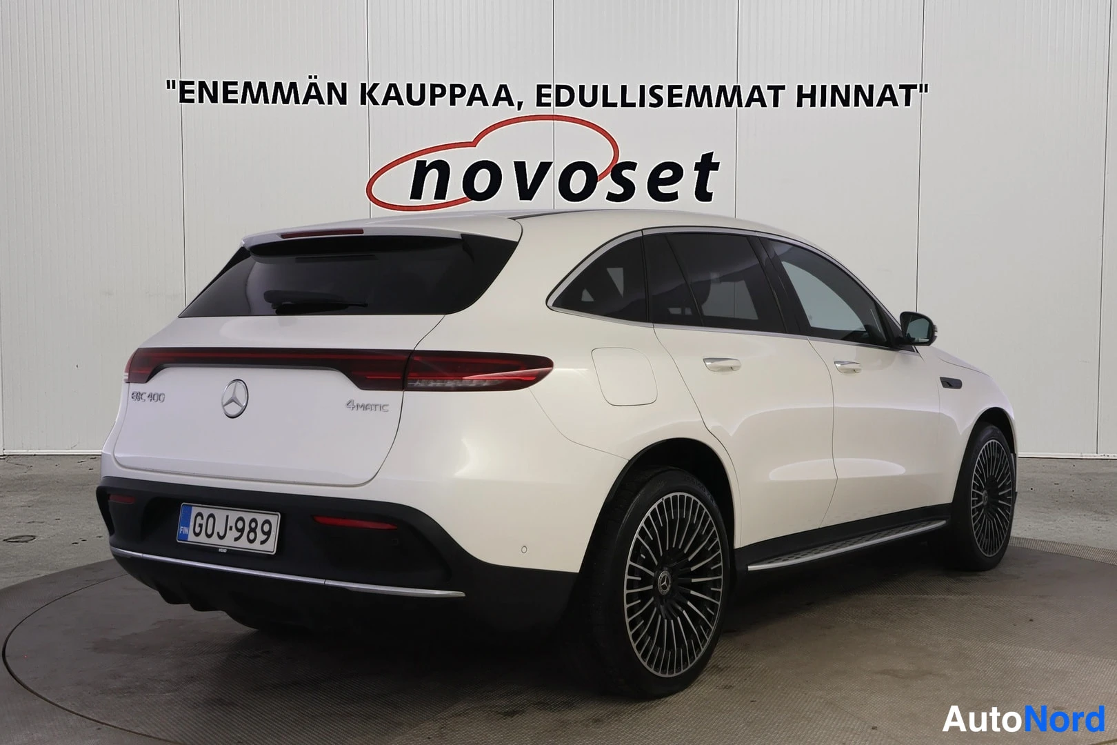 Takaviisto: Valkoinen Mercedes-Benz EQC 400 4MATIC takakulmasta oikealta, rekisteritunnus.