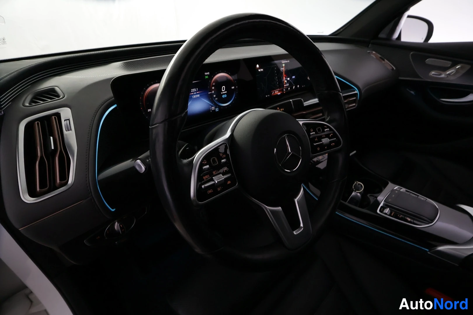 Muu: Kuljettajan paikka: Mercedes-Benz-ohjauspyörä, digitaalinen mittaristo ja keskinäyttö, tumma sisusta sinisellä ympäristövalaistuksella.