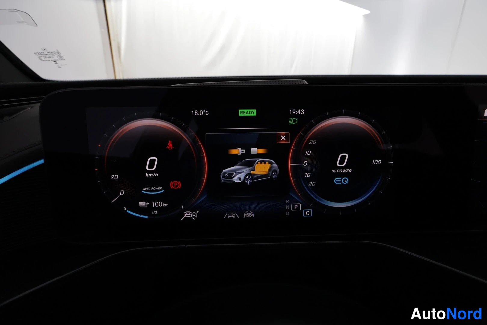 Yksityiskohta: Digitaalinen mittaristo näyttää 0 km/h, 100 km matkan, READY-merkin, 18,0 °C lämpötilan ja % POWER -mittarin
