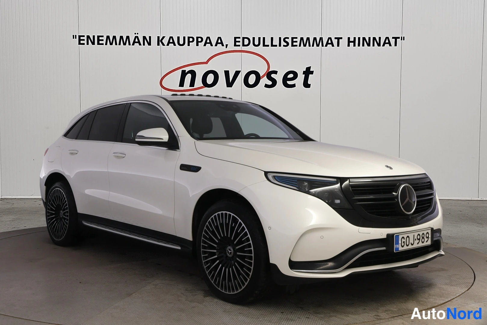 Etuviisto, nokka oikealle: Kuvassa näkyy valkoinen Mercedes-Benz -käyttökuva, jossa on näkyvillä etu- ja vasen sivu. Auton edessä on suuri merkki ja etusuoja. Renkaat ovat hopeanvä