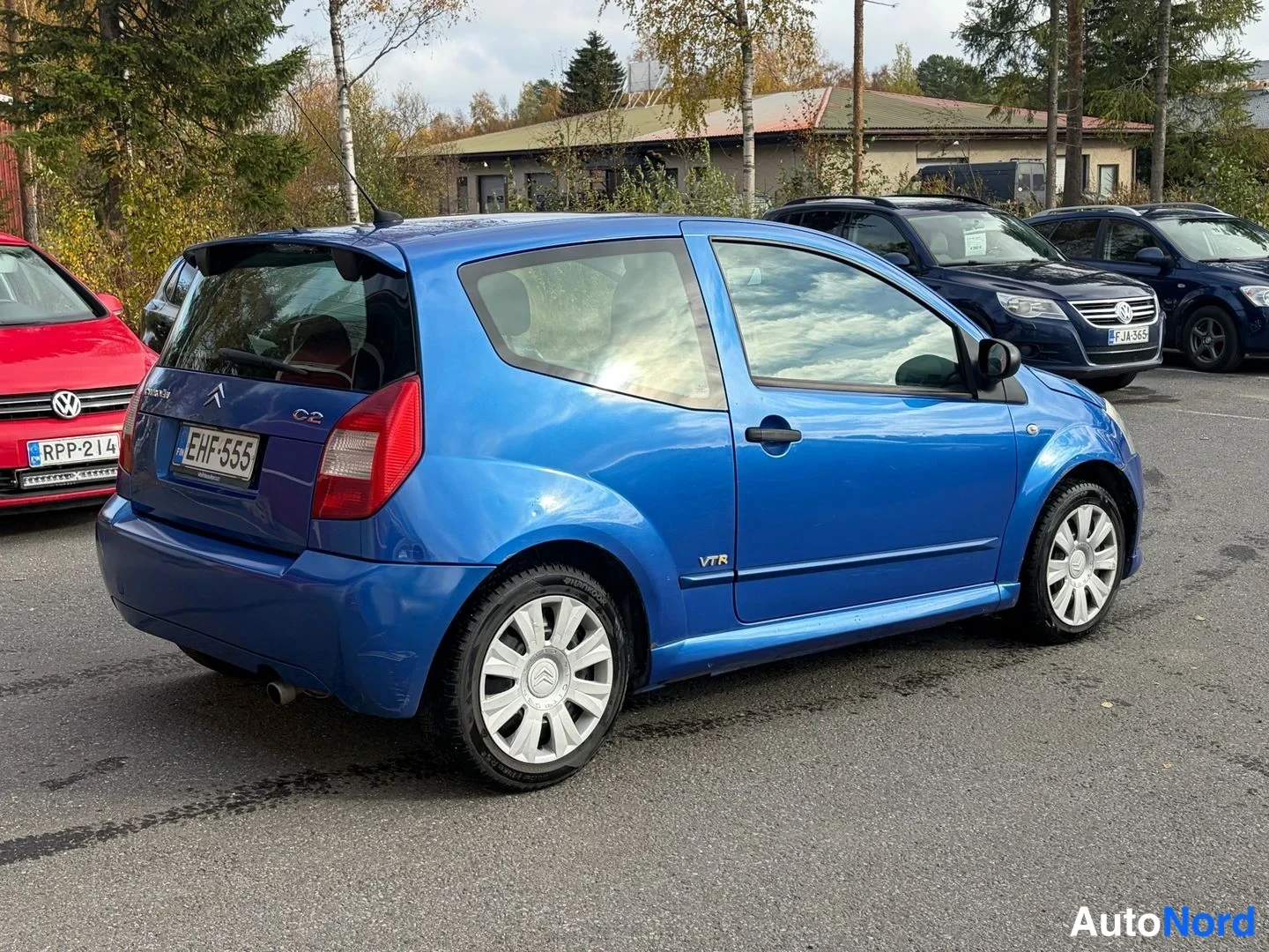 Takaviisto: Sininen Citroën C2 takakulmakuvassa, takaluukussa C2-merkintä ja rekisteritunnus.